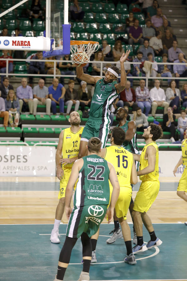 Los asturianos, tocados por una varita mágica en el tiro de tres, no dieron opciones a un Cáceres castigado por fallos en defensa y ataque