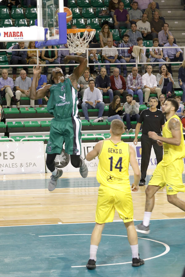 Los asturianos, tocados por una varita mágica en el tiro de tres, no dieron opciones a un Cáceres castigado por fallos en defensa y ataque