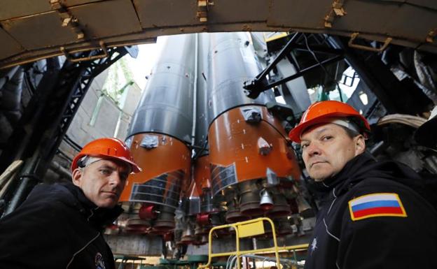 Oleg Kononeko y David Saint-Jacques, junto al cohete Soyuz-FG 