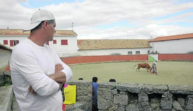 Frank Cuesta observa unos pases a una vaquilla en una pequeña plaza de toros. :: dmax