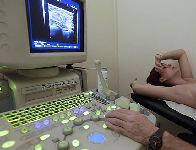 Una mujer se somete a una mamografía mediante un escáner. :: hoy