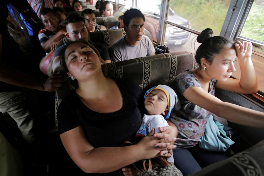 Familias completas iniciaron el sábado la marcha desde Honduras hacia Estados Unidos