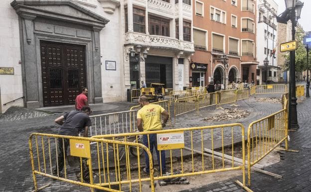 Trabajadores retirando las jardineras de la plaza de la Soledad. :: 