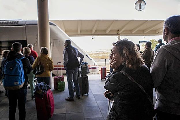 Viajeros esperando el domingo en la estación de Cáceres 