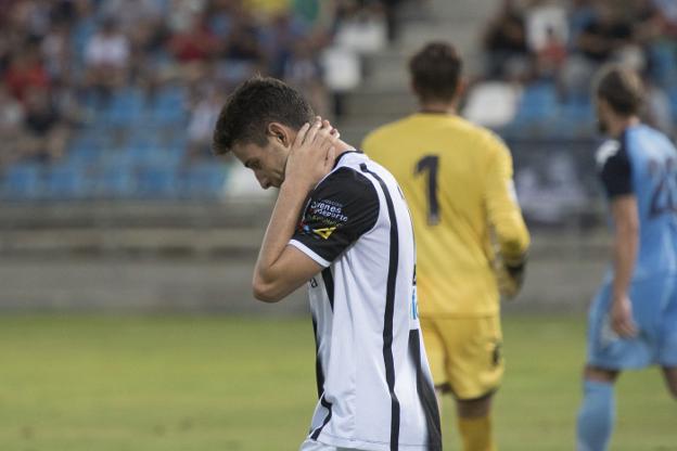 Toni Abad se lamenta en uno de los partidos del Badajoz de esta temporada. :: J. V. ARNELAS