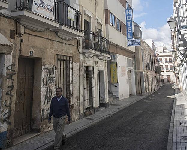 En primer término, el edificio rehabilitado