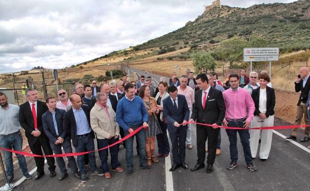 Miguel Ángel Gallardo ha inaugurado las obras en las dos carreteras de la comarca de La Siberia:: HOY