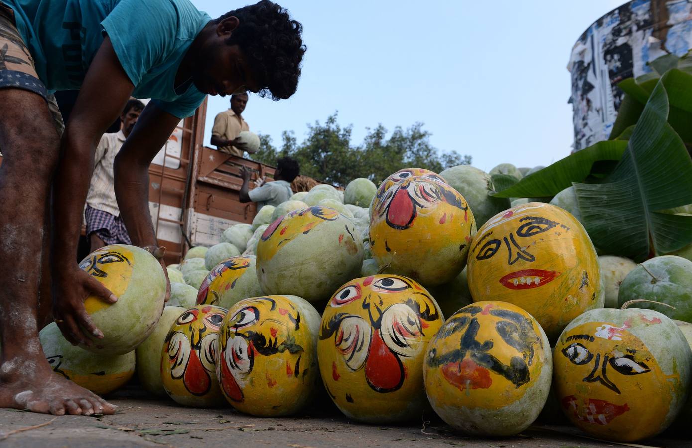 Los vendedores indios organizan calabazas pintadas para parecerse a demonios durante el festival de Durga Puja en un mercado mayorista de flores en Chennai. El festival de cinco días de Durga Puja, que conmemora el asesinato del demonio rey Mahishasur por la diosa Durga, señala El triunfo del bien sobre el mal.