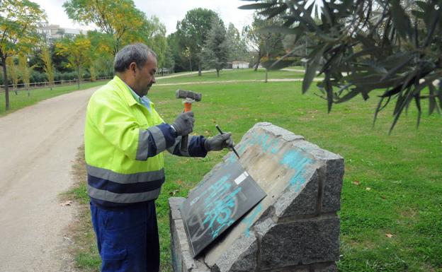 Esta placa de Matas se retiró en Mérida, pero en Badajoz hay otra. :: 