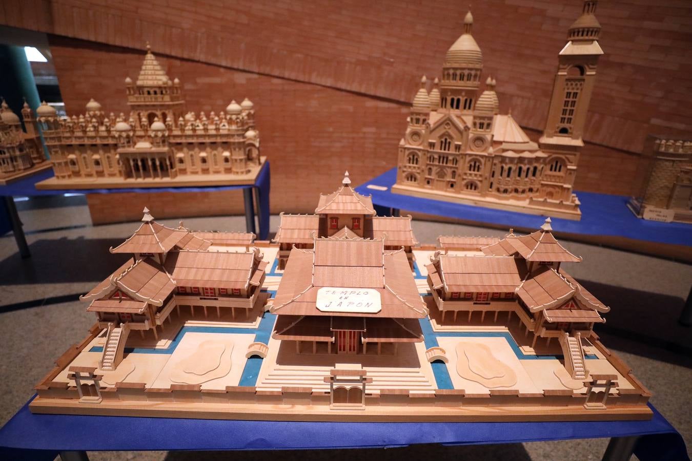 Francisco Vicente Collado, profesor ya jubilado, natural de Casas del Castañar aunque vecino, expone en el Centro Cultural Alcazaba hasta el 8 de noviembre una selección de 28 maquetas en madera de monumentos del mundo, desde el Taj Mahal de la India al puente de Londres, pasando por San Basilio de Moscú o la Giralda de Sevilla.