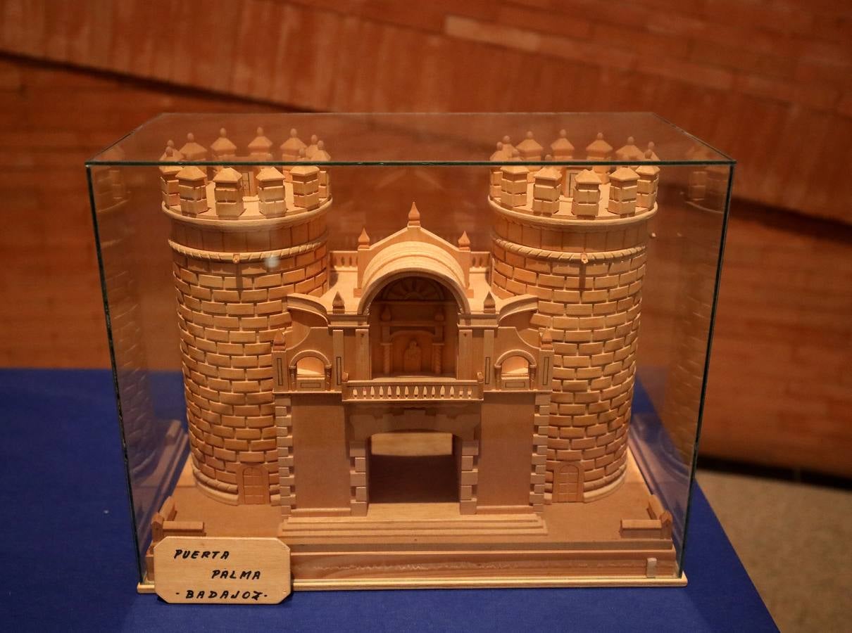 Francisco Vicente Collado, profesor ya jubilado, natural de Casas del Castañar aunque vecino, expone en el Centro Cultural Alcazaba hasta el 8 de noviembre una selección de 28 maquetas en madera de monumentos del mundo, desde el Taj Mahal de la India al puente de Londres, pasando por San Basilio de Moscú o la Giralda de Sevilla.