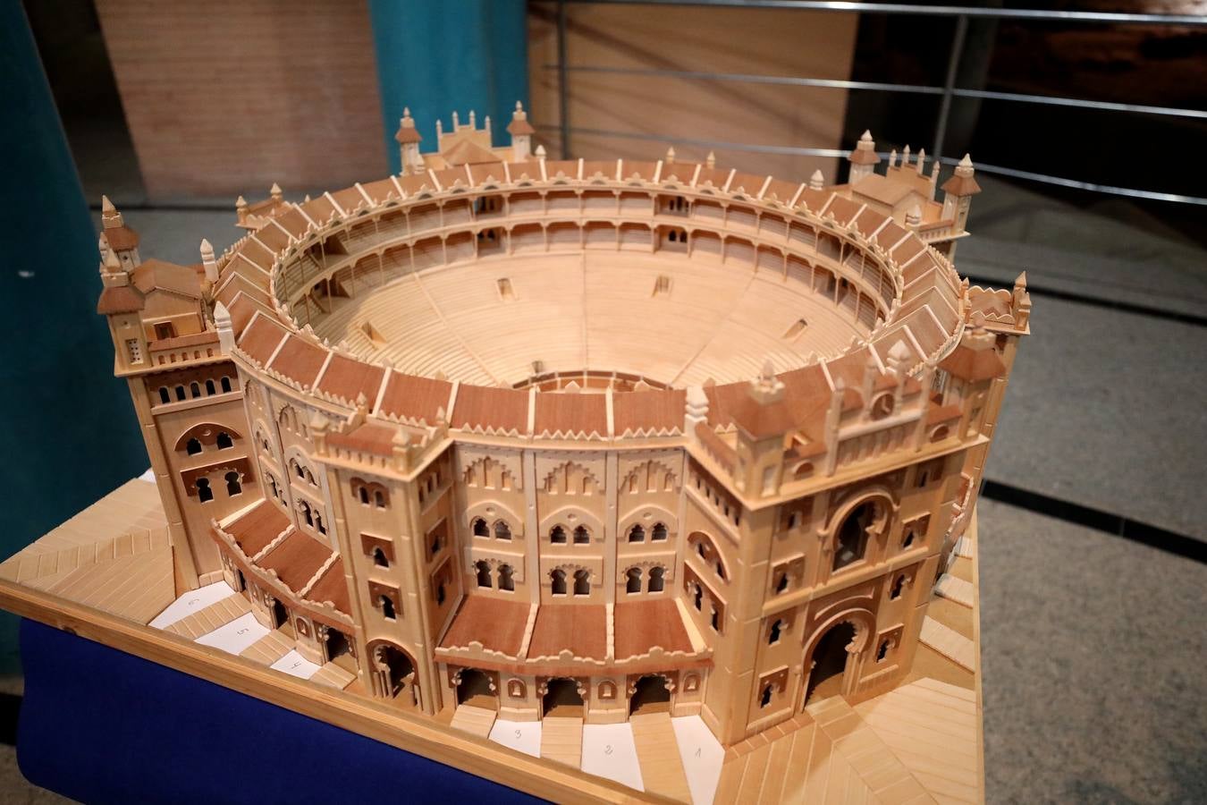 Francisco Vicente Collado, profesor ya jubilado, natural de Casas del Castañar aunque vecino, expone en el Centro Cultural Alcazaba hasta el 8 de noviembre una selección de 28 maquetas en madera de monumentos del mundo, desde el Taj Mahal de la India al puente de Londres, pasando por San Basilio de Moscú o la Giralda de Sevilla.