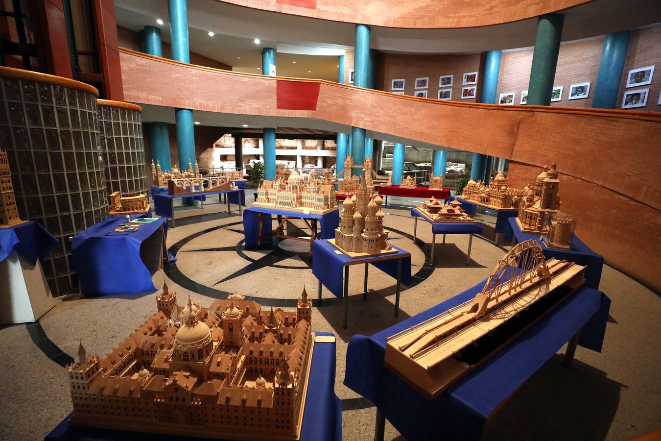 Francisco Vicente Collado, profesor ya jubilado, natural de Casas del Castañar aunque vecino, expone en el Centro Cultural Alcazaba hasta el 8 de noviembre una selección de 28 maquetas en madera de monumentos del mundo, desde el Taj Mahal de la India al puente de Londres, pasando por San Basilio de Moscú o la Giralda de Sevilla.