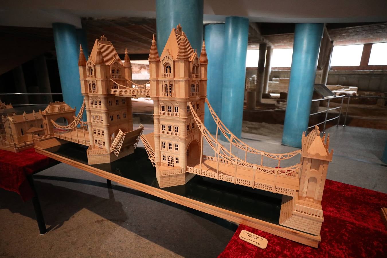 Francisco Vicente Collado, profesor ya jubilado, natural de Casas del Castañar aunque vecino, expone en el Centro Cultural Alcazaba hasta el 8 de noviembre una selección de 28 maquetas en madera de monumentos del mundo, desde el Taj Mahal de la India al puente de Londres, pasando por San Basilio de Moscú o la Giralda de Sevilla.