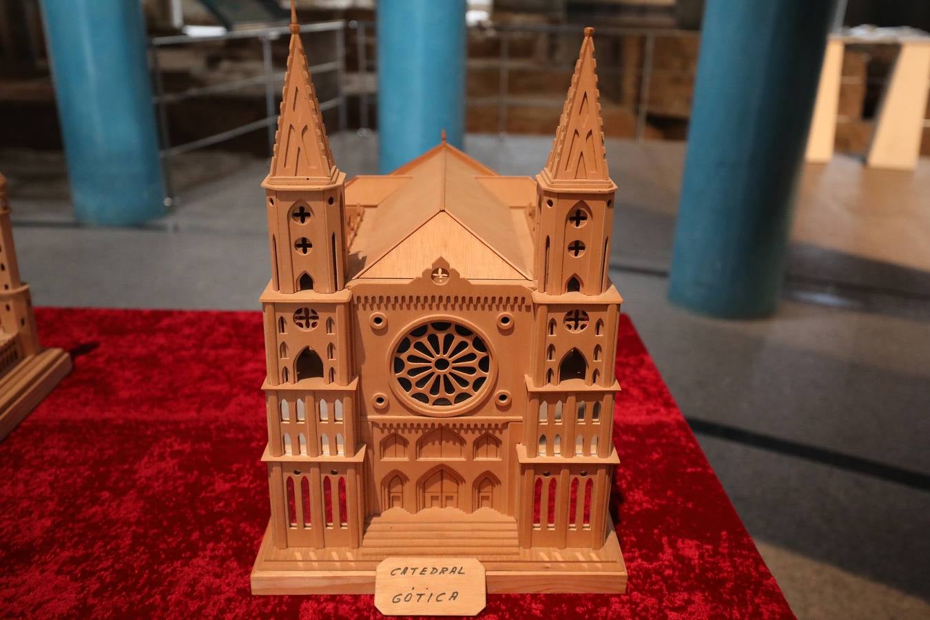 Francisco Vicente Collado, profesor ya jubilado, natural de Casas del Castañar aunque vecino, expone en el Centro Cultural Alcazaba hasta el 8 de noviembre una selección de 28 maquetas en madera de monumentos del mundo, desde el Taj Mahal de la India al puente de Londres, pasando por San Basilio de Moscú o la Giralda de Sevilla.