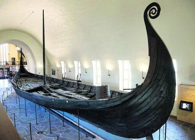 El 'Oseberg', en el Museo de Oslo. Abajo, imagen del georradar que muestra el barco recién descubierto bajo tierra. :: r. c.