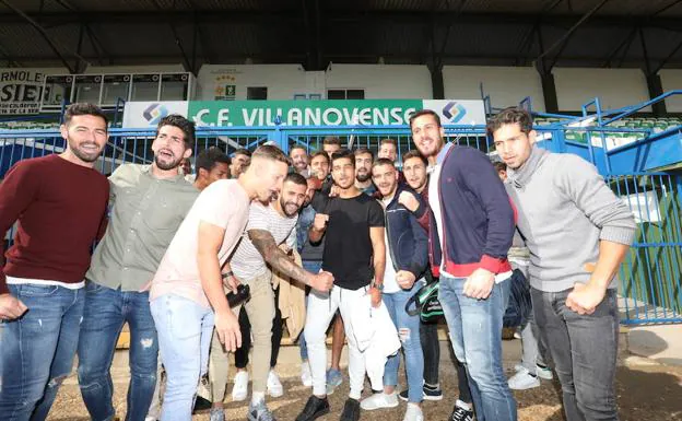 Los jugadores del Villanovense se citaron en el estadio serón para conocer el emparejamiento del sorteo:: BRÍGIDO