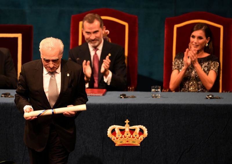 El director de cine Martin Scorsese reoge su premio de manos del Rey Felipe VI.