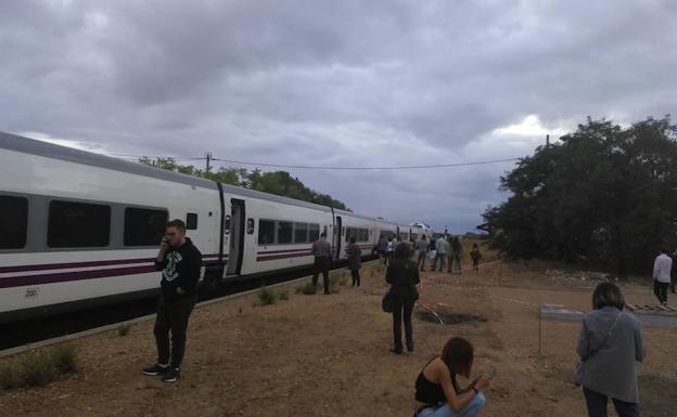 Viajeros parados en mitad del campo por la avería de un tren:: HOY