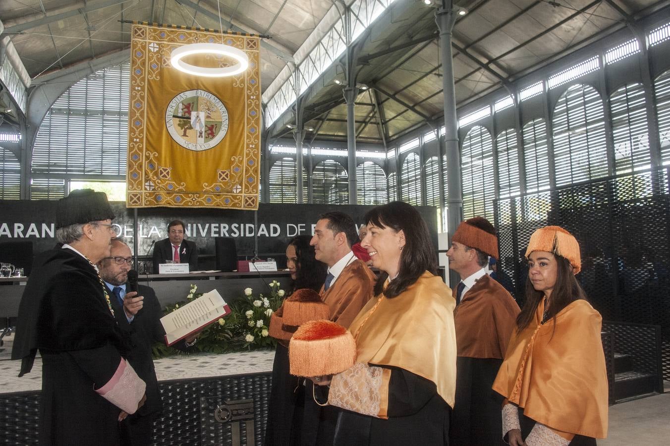 En el acto de Apertura Solemne del Curso Académico 2018-19« de la UEx, han asistido el presidente de la Junta de Extremadura, Guillermo Fernández Vara, y el alcalde, Francisco Javier Fragoso. El actual rector de la Uex, Segundo Píriz, que afronta su etapa final al frente de la Universidad regional, ha afirmado que muchos investigadores que trabajan fuera de España »ansían volver al país y no pueden«.