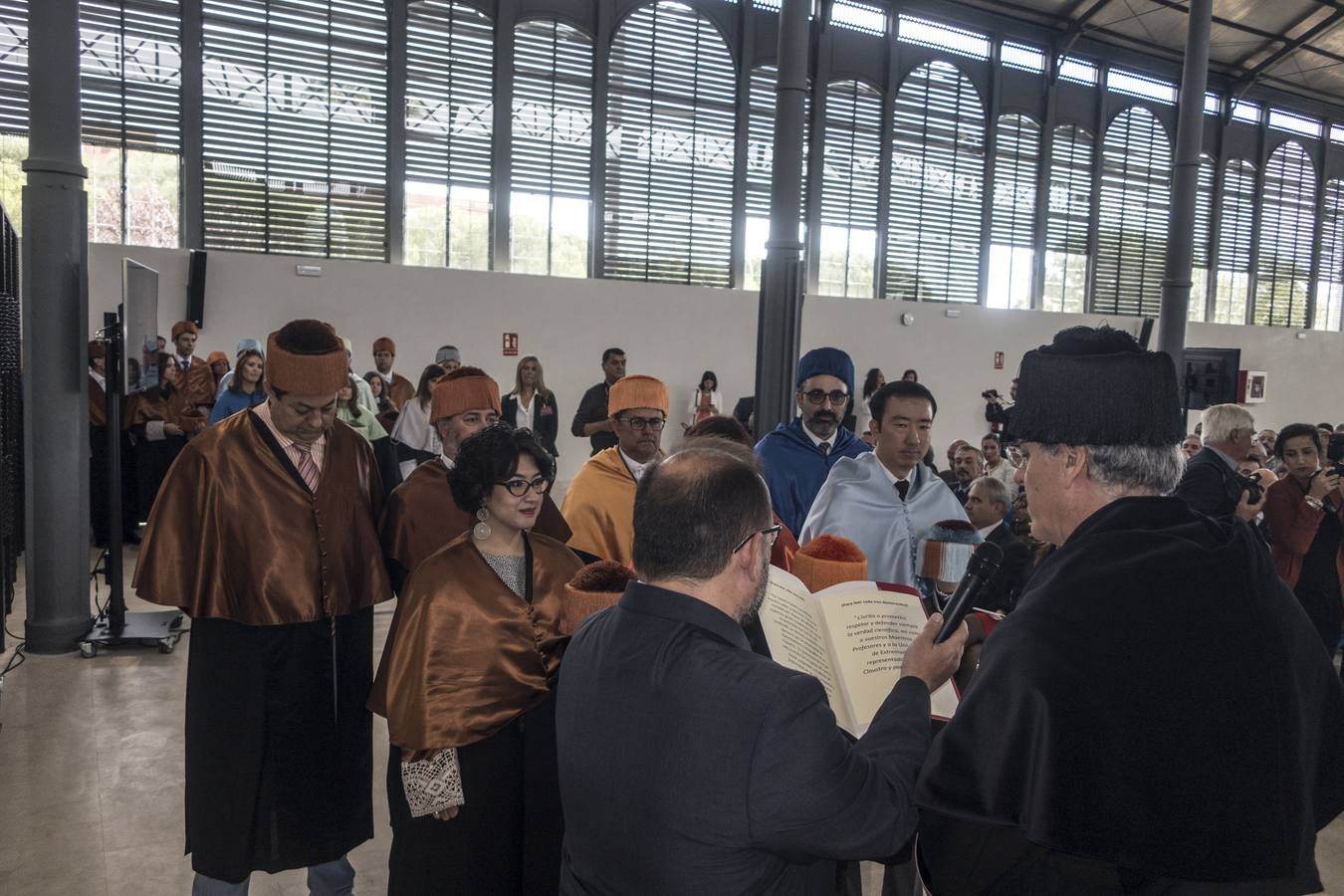 En el acto de Apertura Solemne del Curso Académico 2018-19« de la UEx, han asistido el presidente de la Junta de Extremadura, Guillermo Fernández Vara, y el alcalde, Francisco Javier Fragoso. El actual rector de la Uex, Segundo Píriz, que afronta su etapa final al frente de la Universidad regional, ha afirmado que muchos investigadores que trabajan fuera de España »ansían volver al país y no pueden«.