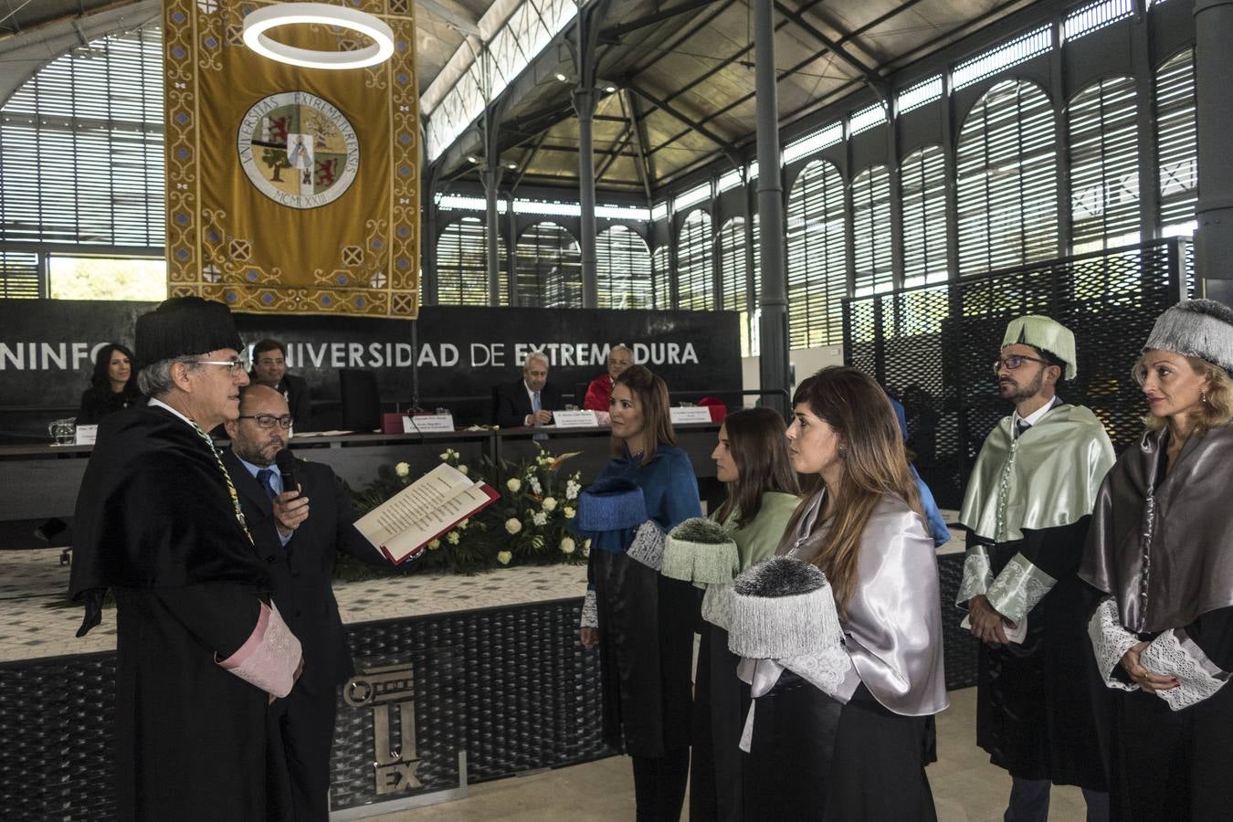 En el acto de Apertura Solemne del Curso Académico 2018-19« de la UEx, han asistido el presidente de la Junta de Extremadura, Guillermo Fernández Vara, y el alcalde, Francisco Javier Fragoso. El actual rector de la Uex, Segundo Píriz, que afronta su etapa final al frente de la Universidad regional, ha afirmado que muchos investigadores que trabajan fuera de España »ansían volver al país y no pueden«.