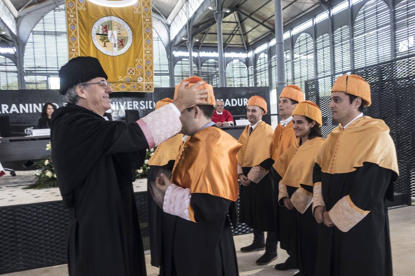 En el acto de Apertura Solemne del Curso Académico 2018-19« de la UEx, han asistido el presidente de la Junta de Extremadura, Guillermo Fernández Vara, y el alcalde, Francisco Javier Fragoso. El actual rector de la Uex, Segundo Píriz, que afronta su etapa final al frente de la Universidad regional, ha afirmado que muchos investigadores que trabajan fuera de España »ansían volver al país y no pueden«.
