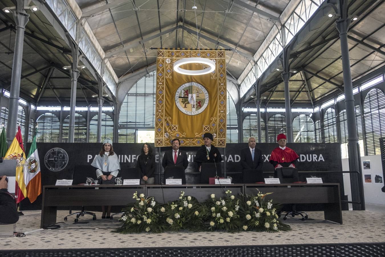 En el acto de Apertura Solemne del Curso Académico 2018-19« de la UEx, han asistido el presidente de la Junta de Extremadura, Guillermo Fernández Vara, y el alcalde, Francisco Javier Fragoso. El actual rector de la Uex, Segundo Píriz, que afronta su etapa final al frente de la Universidad regional, ha afirmado que muchos investigadores que trabajan fuera de España »ansían volver al país y no pueden«.