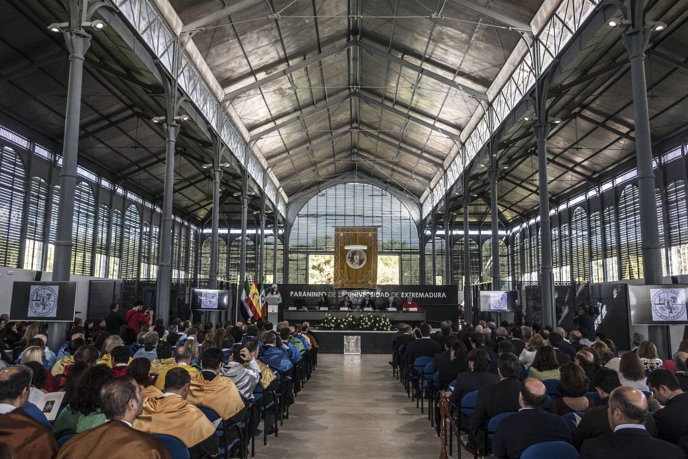 En el acto de Apertura Solemne del Curso Académico 2018-19« de la UEx, han asistido el presidente de la Junta de Extremadura, Guillermo Fernández Vara, y el alcalde, Francisco Javier Fragoso. El actual rector de la Uex, Segundo Píriz, que afronta su etapa final al frente de la Universidad regional, ha afirmado que muchos investigadores que trabajan fuera de España »ansían volver al país y no pueden«.