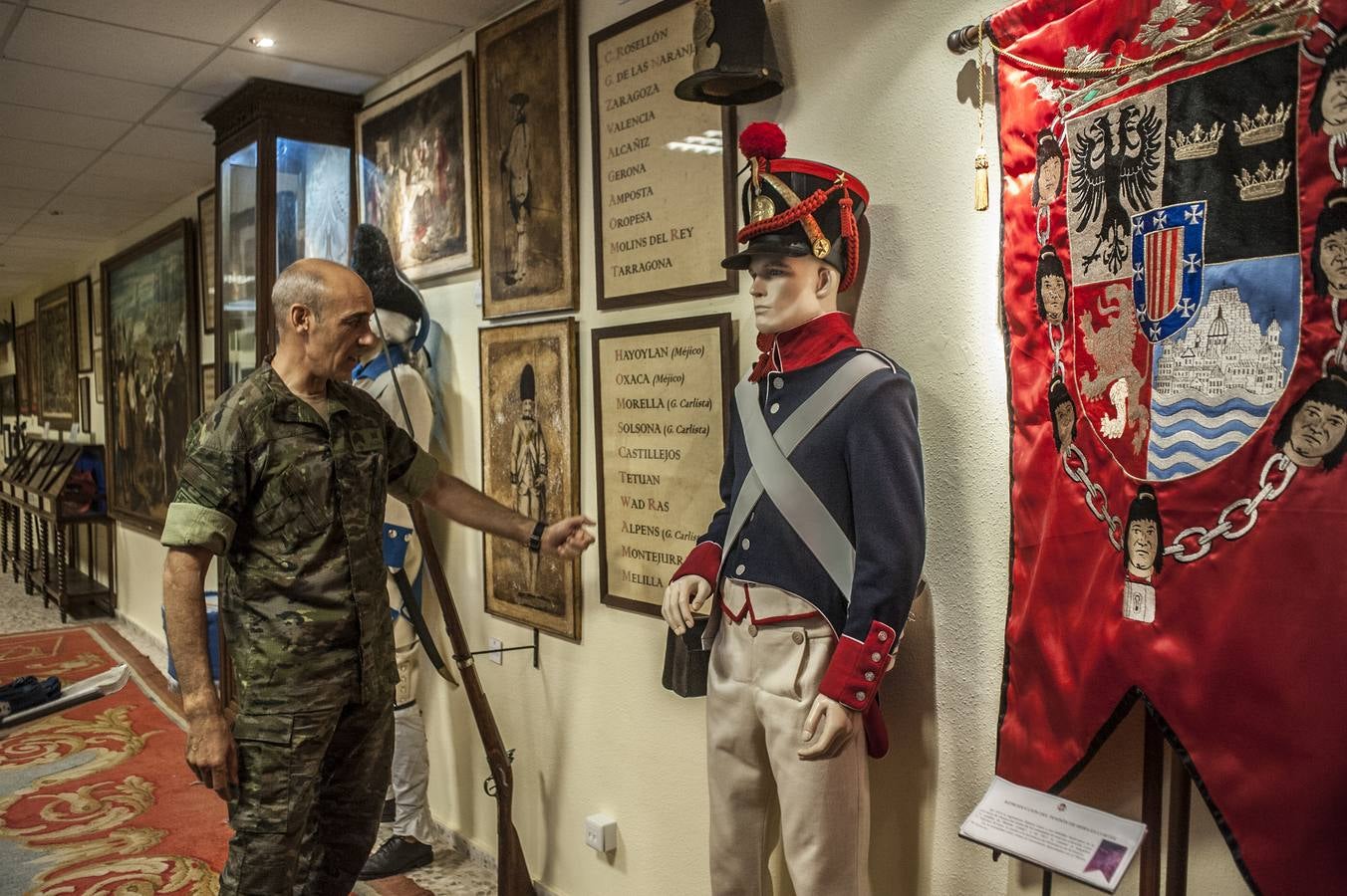 El Regimiento Saboya tiene su sede en la Base de Bótoa (Badajoz) desde 1991 está entre las más antiguas del mundo y el mapamundi de la sala principal da fe de los puntos donde ha batallado. Hay chinchetas repartidas por todos los continentes entre el siglo XVI y el XXI. El Saboya se creó el seis de noviembre de 1537 en Italia, en el ducado de Saboya, para proteger la ruta de suministro hacia Flandes desde la Península Ibérica. Pocos regimientos del ejército español tiene en su hoja de servicio la batalla de Bailén, en la que se derrotó por primera vez a Napoleón, las Guerras Carlistas, las campañas de África, la de Cuba o en el protectorado africano. 