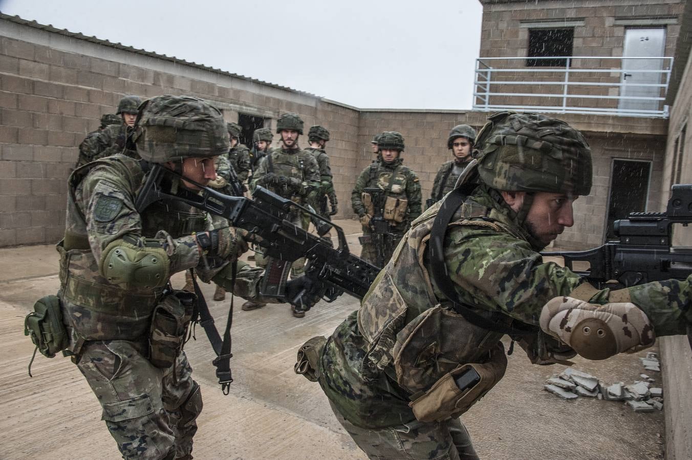 El Regimiento Saboya tiene su sede en la Base de Bótoa (Badajoz) desde 1991 está entre las más antiguas del mundo y el mapamundi de la sala principal da fe de los puntos donde ha batallado. Hay chinchetas repartidas por todos los continentes entre el siglo XVI y el XXI. El Saboya se creó el seis de noviembre de 1537 en Italia, en el ducado de Saboya, para proteger la ruta de suministro hacia Flandes desde la Península Ibérica. Pocos regimientos del ejército español tiene en su hoja de servicio la batalla de Bailén, en la que se derrotó por primera vez a Napoleón, las Guerras Carlistas, las campañas de África, la de Cuba o en el protectorado africano. 