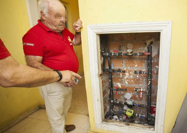 Un vecino de Aldea Moret muestra el corte de agua en dos viviendas de la calle Germán Sellers. :: J. Rey