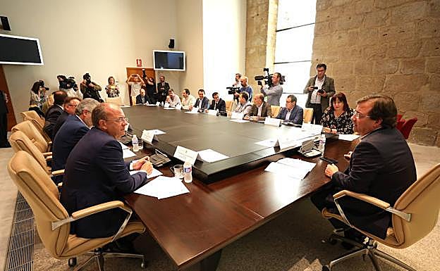 El presidente del PP, José Antonio Monago, charla con el presidente de la Junta, Fernández Vara. 