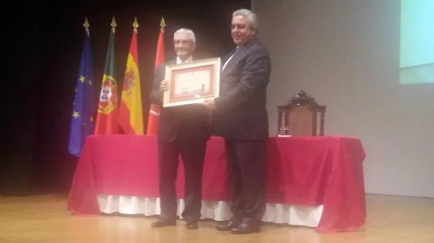 Rocha recibe la Medallla de Oro de Elvas de manos del presidente de la Cámara Municipal elvense, Nuno Mocinha. :: j. m. m. p.