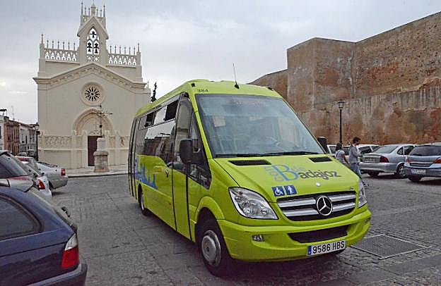 Uno de los microbuses que prestan servicio en el Casco Antiguo. :: HOY