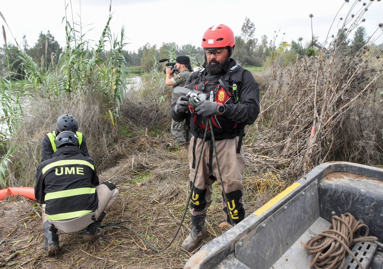 La Unidad Militar de Emergencia continúa con los trabajos de retirada de camalote a la altura de la desembocadura del río Gévora