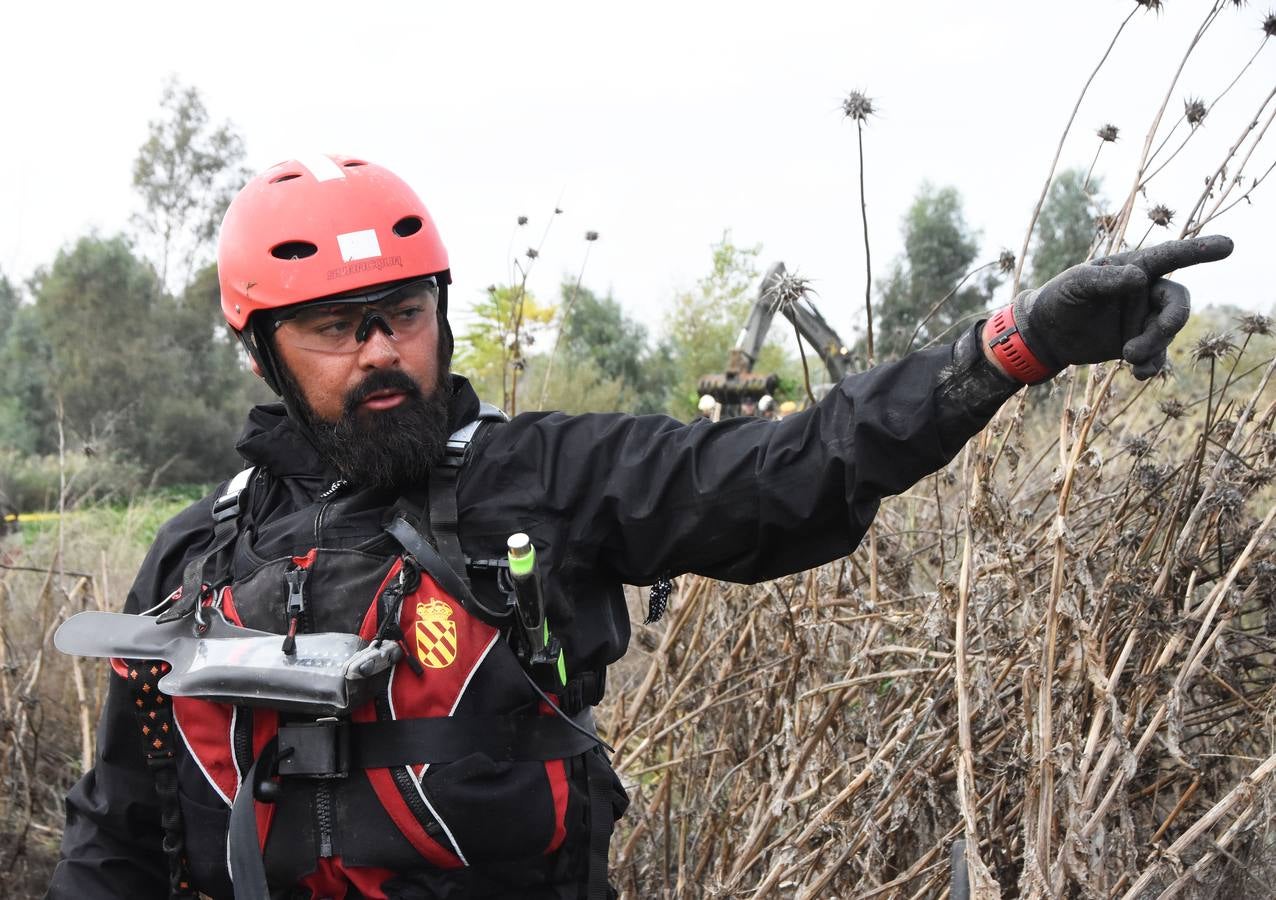 La Unidad Militar de Emergencia continúa con los trabajos de retirada de camalote a la altura de la desembocadura del río Gévora