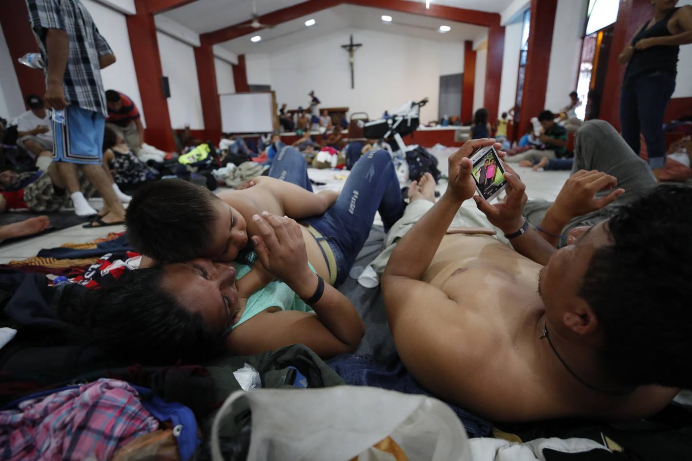 Migrantes hondureños descansan en la población de Huxtla, en el estado de Chiapas (México). Más de 7.000 personas forman parte de la caravana de migrantes centroamericanos que avanza rumbo a Estados Unidos, según una estimación ofrecida por Naciones Unidas. «En este momento, se estima que la caravana incluye a 7.233 personas, muchas de las cuales tienen intención de continuar marchando hacia el norte», dijo el portavoz Farhan Haq durante la conferencia de prensa diaria de la ONU.