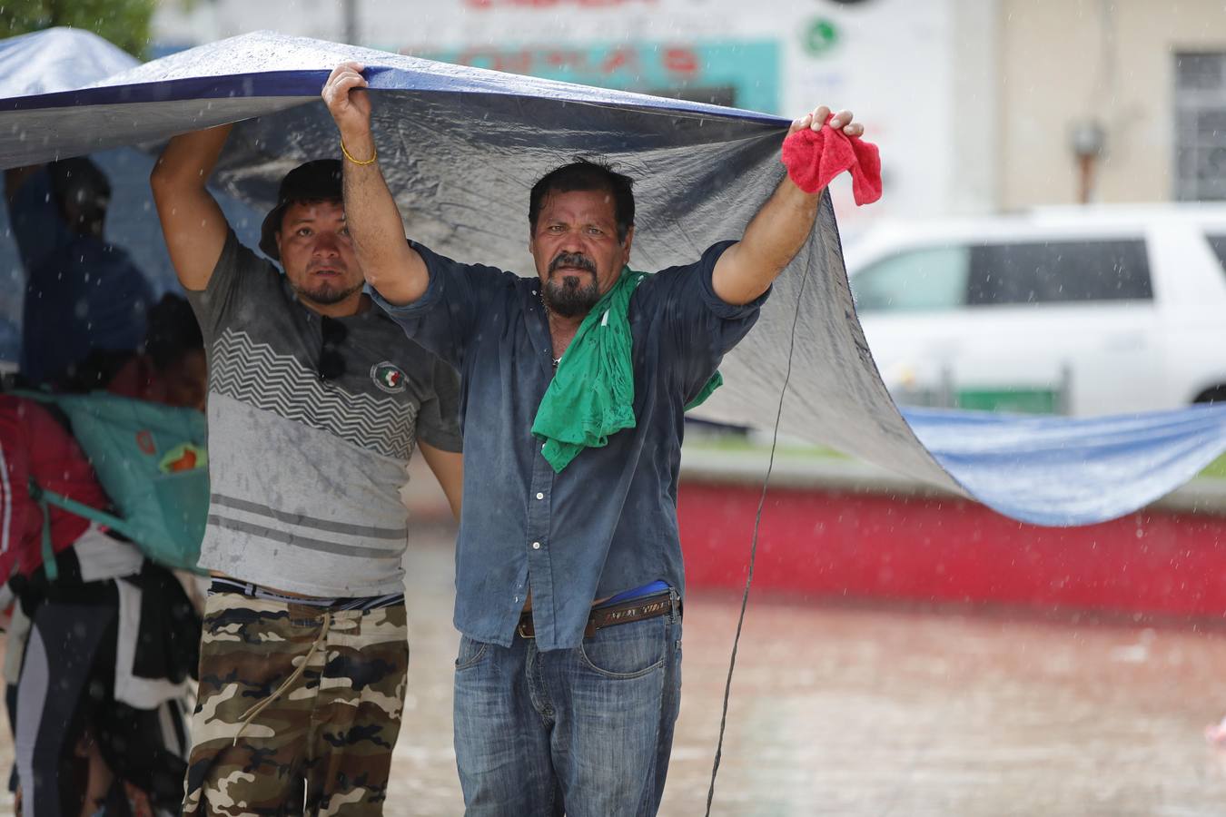 Migrantes hondureños descansan en la población de Huxtla, en el estado de Chiapas (México). Más de 7.000 personas forman parte de la caravana de migrantes centroamericanos que avanza rumbo a Estados Unidos, según una estimación ofrecida por Naciones Unidas. «En este momento, se estima que la caravana incluye a 7.233 personas, muchas de las cuales tienen intención de continuar marchando hacia el norte», dijo el portavoz Farhan Haq durante la conferencia de prensa diaria de la ONU.