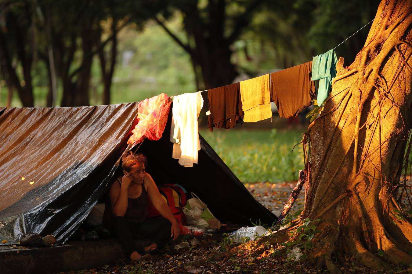 Migrantes hondureños descansan en la población de Huxtla, en el estado de Chiapas (México). Más de 7.000 personas forman parte de la caravana de migrantes centroamericanos que avanza rumbo a Estados Unidos, según una estimación ofrecida por Naciones Unidas. «En este momento, se estima que la caravana incluye a 7.233 personas, muchas de las cuales tienen intención de continuar marchando hacia el norte», dijo el portavoz Farhan Haq durante la conferencia de prensa diaria de la ONU.