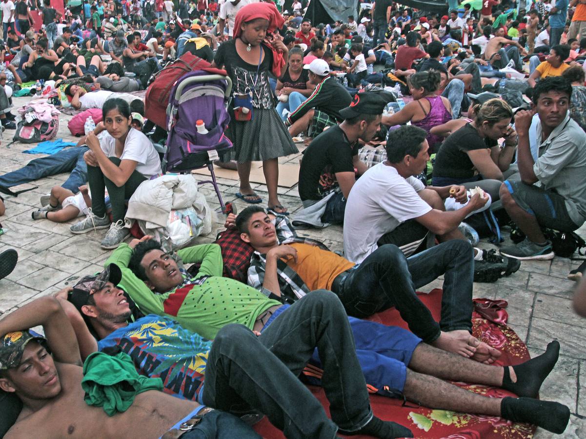 Migrantes hondureños descansan en la población de Huxtla, en el estado de Chiapas (México). Más de 7.000 personas forman parte de la caravana de migrantes centroamericanos que avanza rumbo a Estados Unidos, según una estimación ofrecida por Naciones Unidas. «En este momento, se estima que la caravana incluye a 7.233 personas, muchas de las cuales tienen intención de continuar marchando hacia el norte», dijo el portavoz Farhan Haq durante la conferencia de prensa diaria de la ONU.