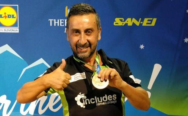 Juan Bautista Pérez, orgulloso con su medalla en Eslovenia