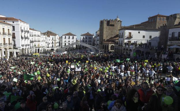 4 de febrero, de 2.000 a 2.300 personas, según la Policía Local, en la plaza Mayor cacereña. 