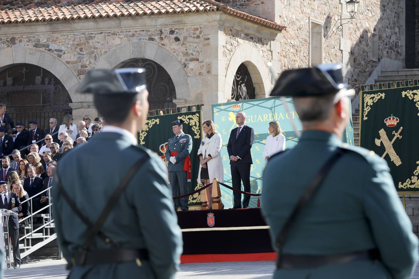 En la Plaza Mayor de Cáceres ha transcurrido el primer desfile fuera de cuarteles de la Hermandad de Veteranos de las Fuerzas Armadas y de la Guardia Civil, que ha congregado a 480 miembros ya jubilados de estos cuerpos de seguridad. El desfile, que ha contado con la presencia del Subsecretario de Defensa, Francisco Javier Varela,además de autoridades locales y regionales.