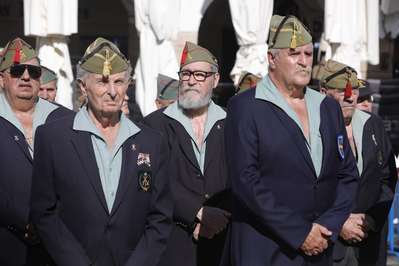 En la Plaza Mayor de Cáceres ha transcurrido el primer desfile fuera de cuarteles de la Hermandad de Veteranos de las Fuerzas Armadas y de la Guardia Civil, que ha congregado a 480 miembros ya jubilados de estos cuerpos de seguridad. El desfile, que ha contado con la presencia del Subsecretario de Defensa, Francisco Javier Varela,además de autoridades locales y regionales.