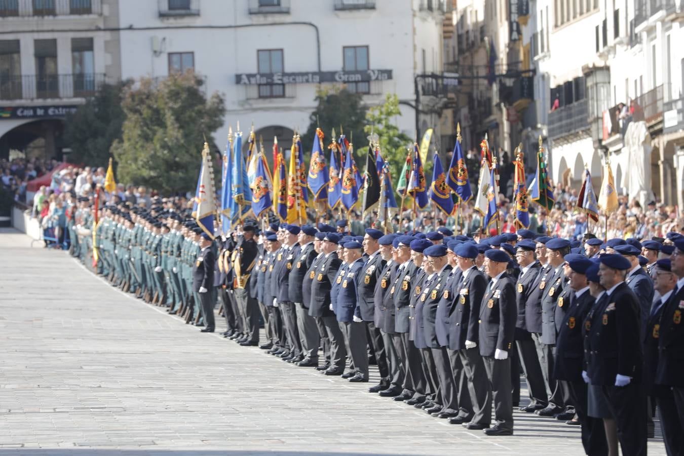 En la Plaza Mayor de Cáceres ha transcurrido el primer desfile fuera de cuarteles de la Hermandad de Veteranos de las Fuerzas Armadas y de la Guardia Civil, que ha congregado a 480 miembros ya jubilados de estos cuerpos de seguridad. El desfile, que ha contado con la presencia del Subsecretario de Defensa, Francisco Javier Varela,además de autoridades locales y regionales.
