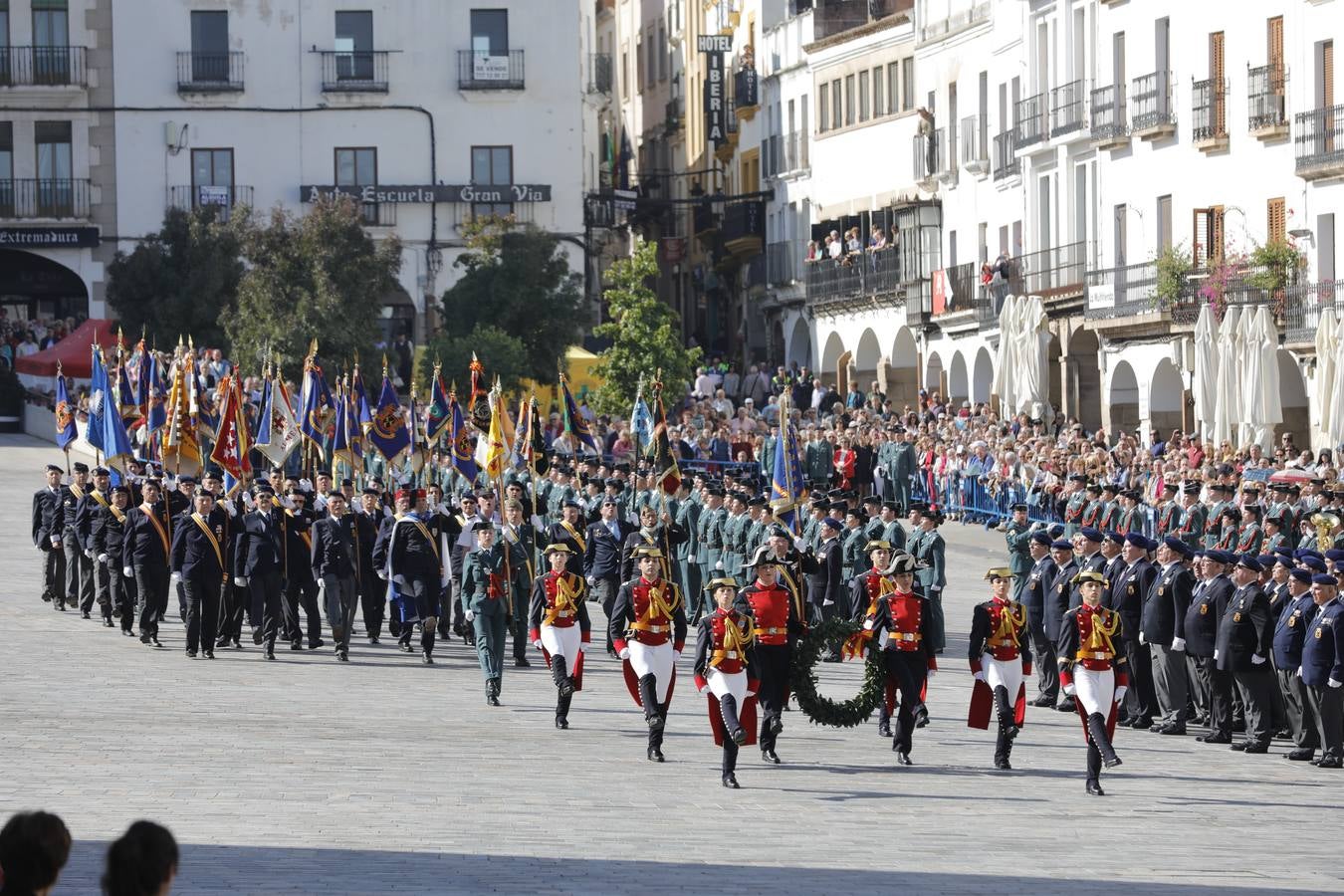 En la Plaza Mayor de Cáceres ha transcurrido el primer desfile fuera de cuarteles de la Hermandad de Veteranos de las Fuerzas Armadas y de la Guardia Civil, que ha congregado a 480 miembros ya jubilados de estos cuerpos de seguridad. El desfile, que ha contado con la presencia del Subsecretario de Defensa, Francisco Javier Varela,además de autoridades locales y regionales.