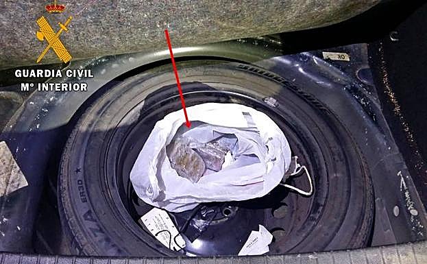 Detenido en la A-66 un ciudadano portugués que ocultaba 1,2 kilos de hachís en su vehículo