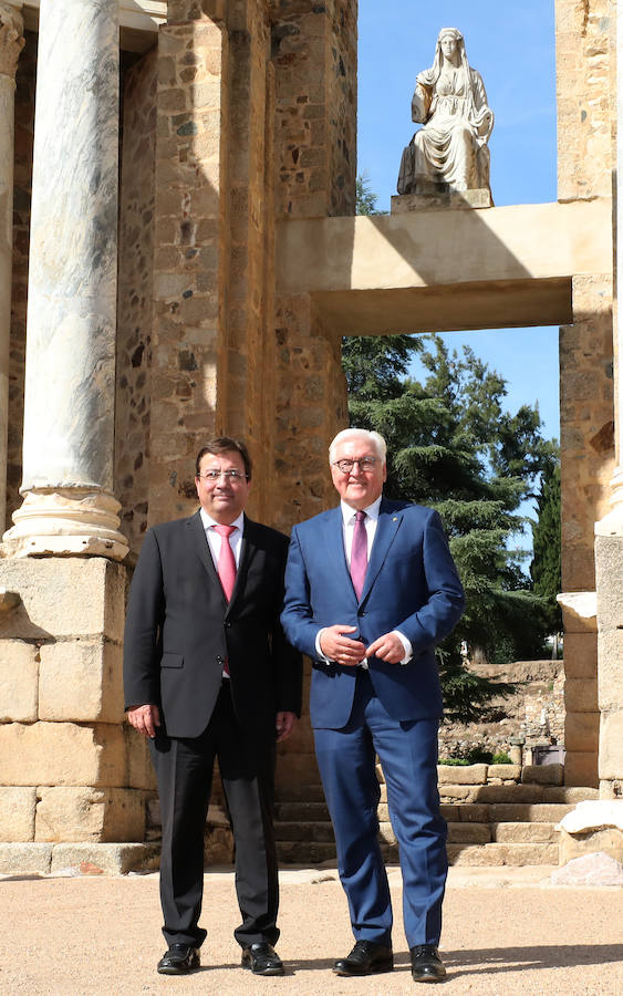Frank-Walter Steinmeier se ha encontrado en el Teatro Romano con un grupo de compatriotas que visitaban Mérida