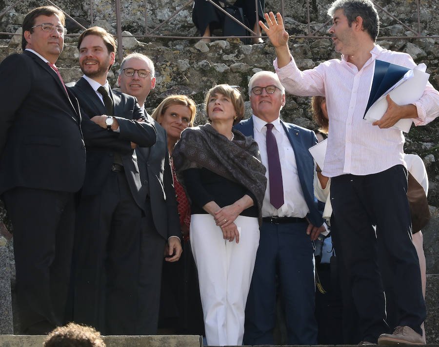 Frank-Walter Steinmeier se ha encontrado en el Teatro Romano con un grupo de compatriotas que visitaban Mérida